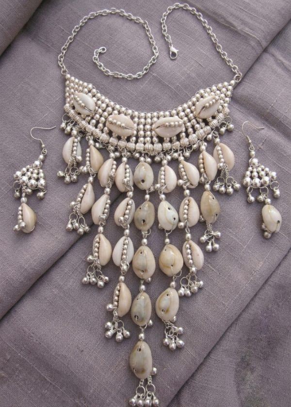 f1703_6 Cowrie Necklace