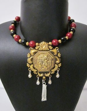 Stone Hasdi With Golden Pendant nk400