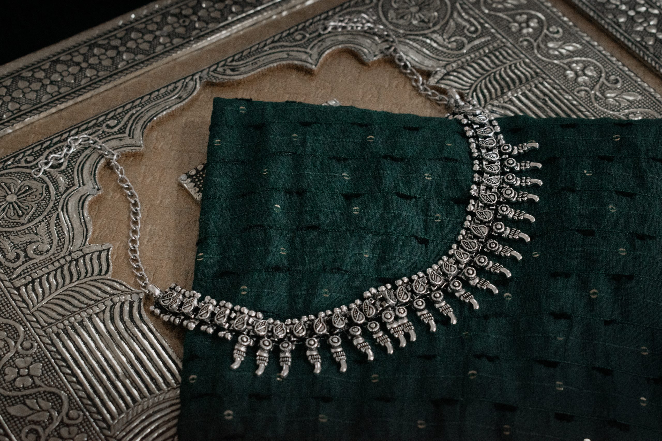 DSC_0600 copy Aaina Royal Medallion Set