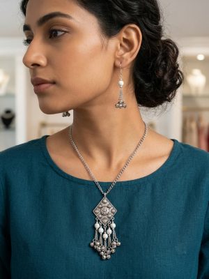 f1733 Sweater Long Necklace